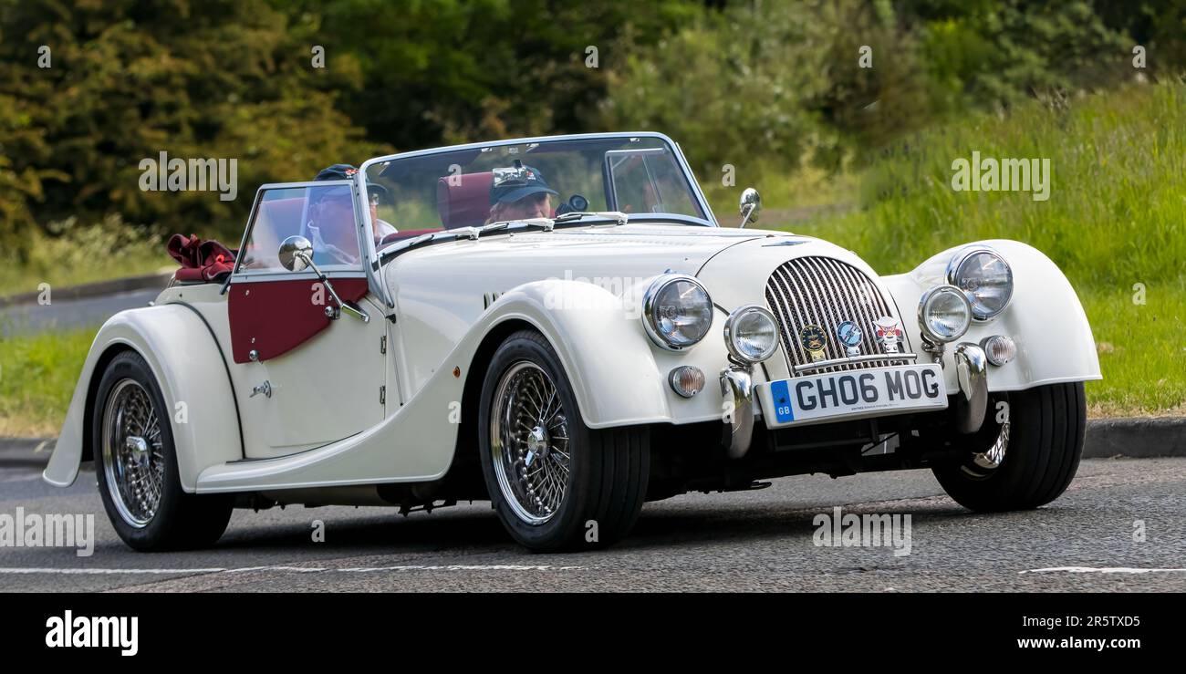 Stony Stratford, Großbritannien - 4. 2023. Juni: 2012 weißer MORGAN ROADSTER-Klassiker, der auf einer englischen Landstraße fährt. Stockfoto