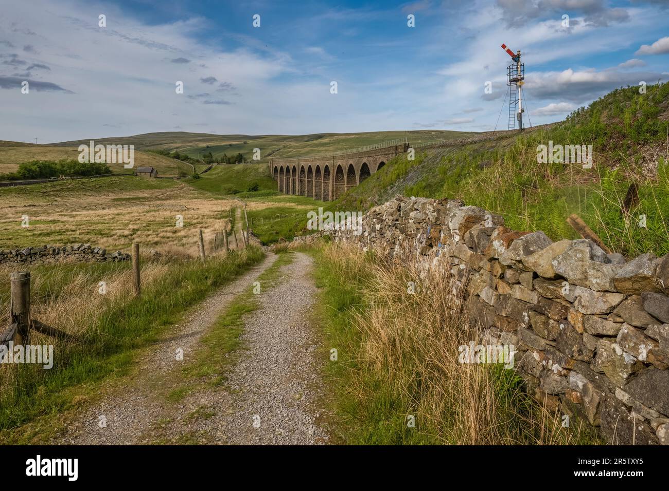 27.06.23 Garsdale Head, Cumbria, Großbritannien. Dandry Mire Viaduct ist ein Eisenbahnviadukt auf der Settle & Carlisle-Linie in Cumbria, gleich nördlich von Garsdale Stockfoto