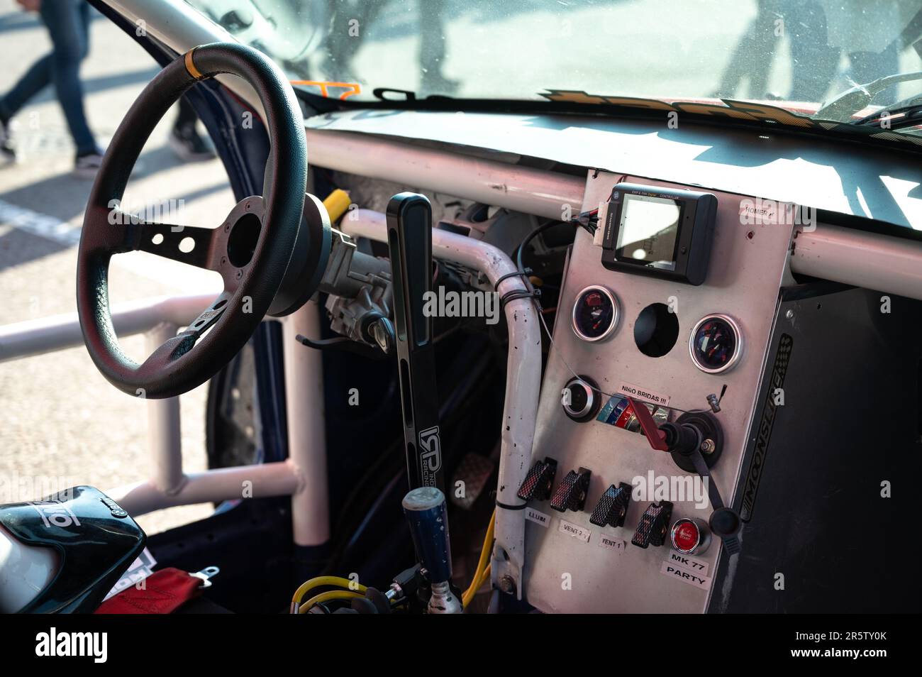 Detaildarstellung des Innenraums eines Drift-Rennwagens, auf das Maximum reduziert, hydraulische Handbremse zum Drift Stockfoto