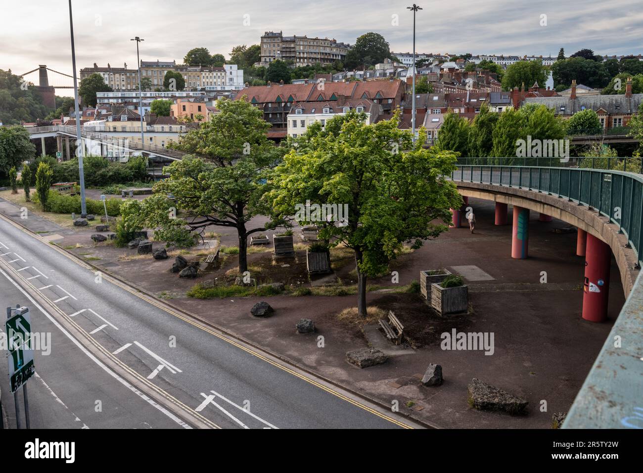 Bäume und Pflanzmaschinen bilden einen Teil des Straßensystems des Cumberland Basin, das sich aus Überführungen und Kreuzungen in Hotwells, Bristol, zusammensetzt. Stockfoto