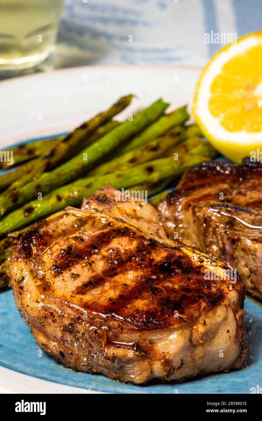Gegrilltes Lammkotelett Spargel. Schließen. Stockfoto