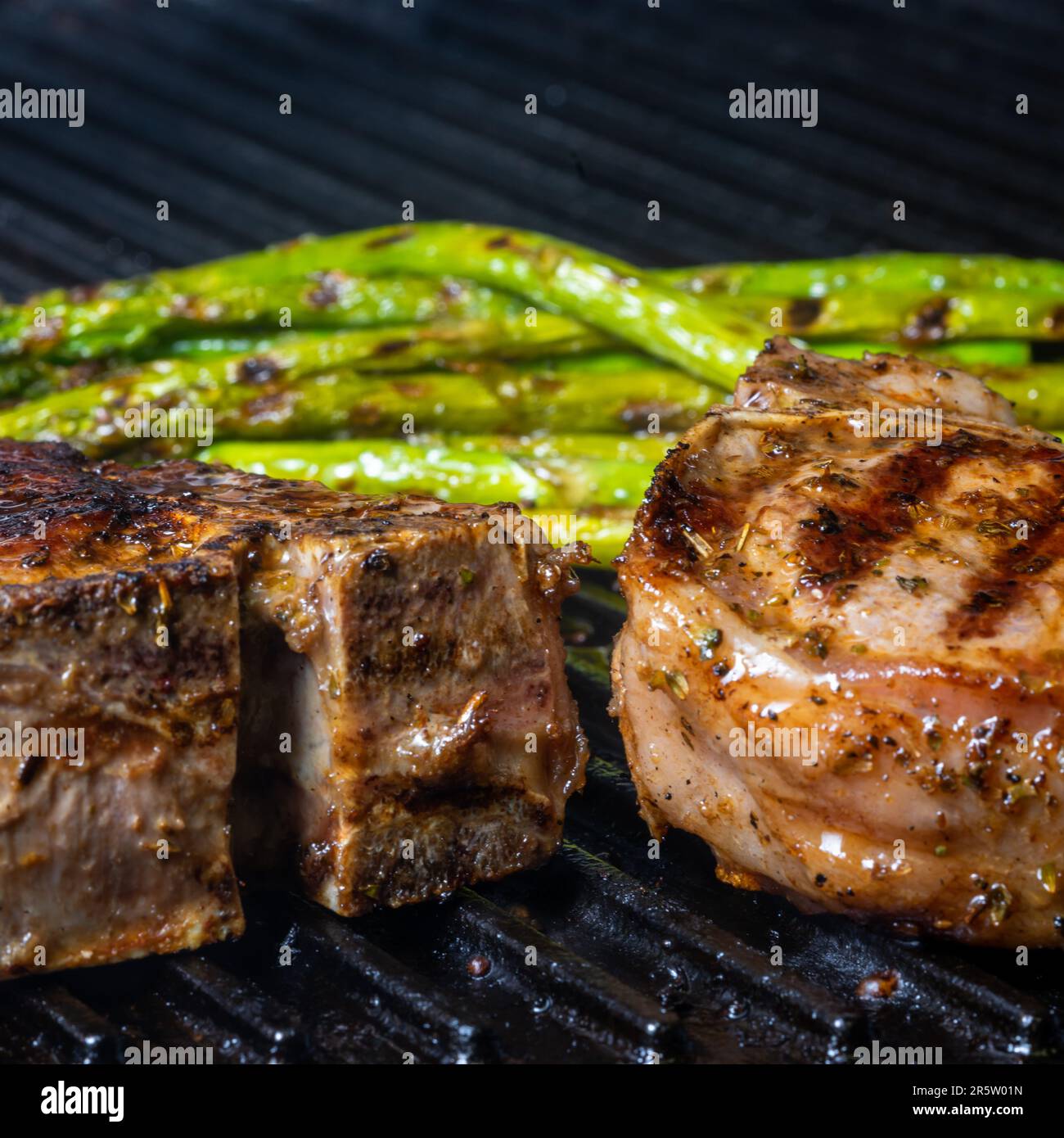 Lammkoteletts auf dem Grill. Schließen. Stockfoto