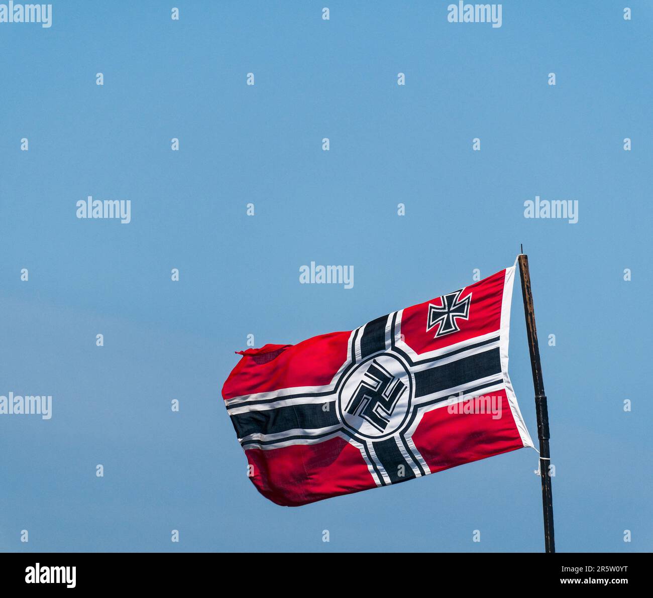 Hakenkreuz-Symbol auf einer Nazi-Flagge aus dem 2. Weltkrieg mit Kopierraum Stockfoto