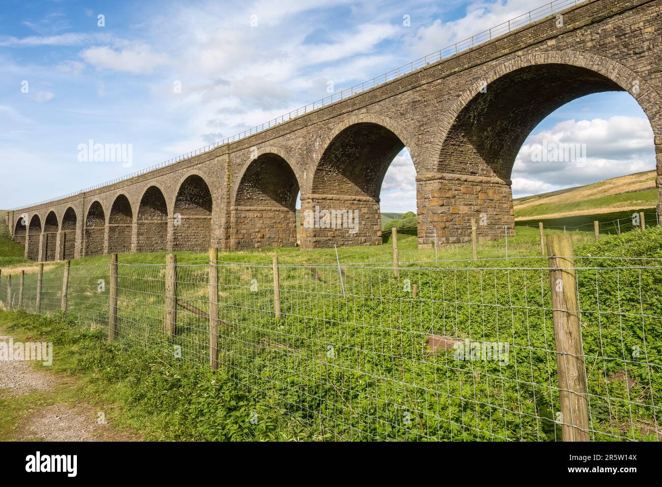 27.06.23 Garsdale Head, Cumbria, Großbritannien. Dandry Mire Viaduct ist ein Eisenbahnviadukt auf der Settle & Carlisle-Linie in Cumbria, gleich nördlich von Garsdale Stockfoto