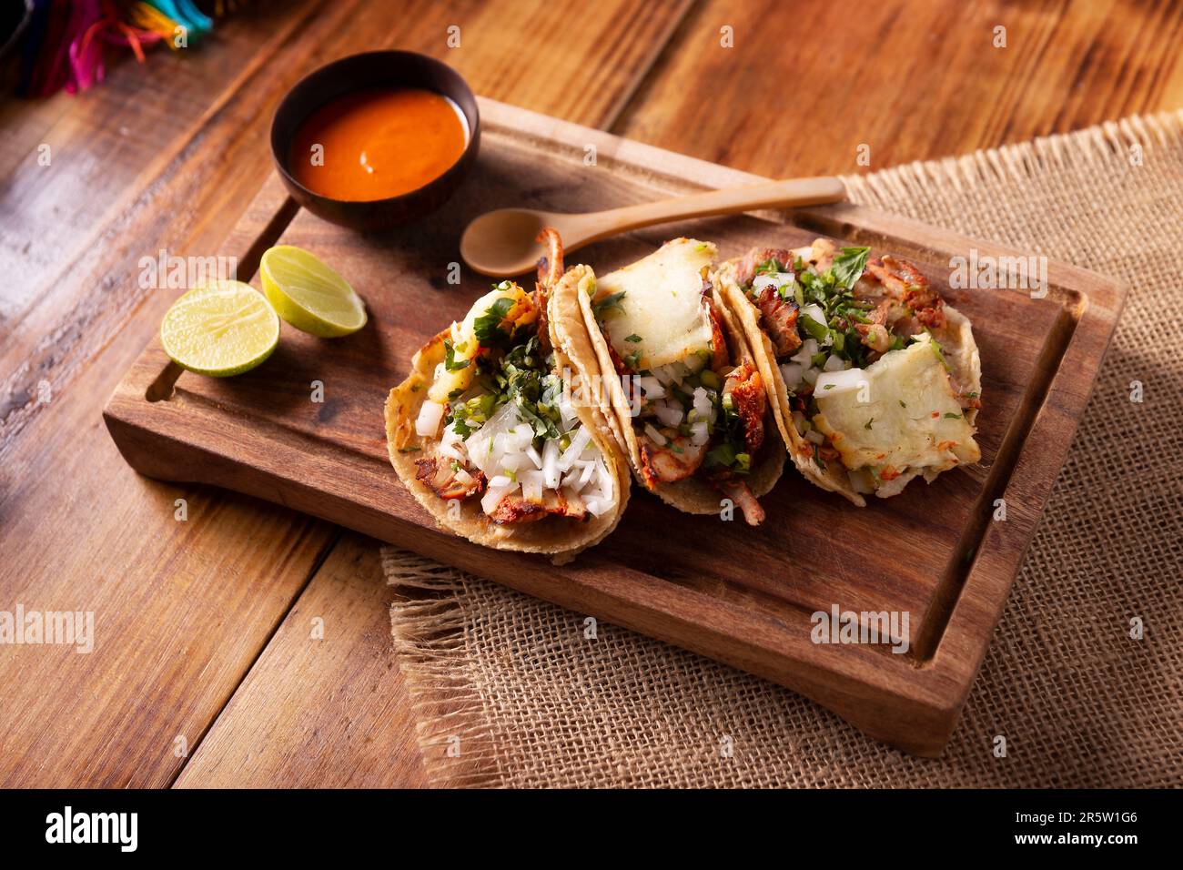 Tacos al Pastor. Tambien conocidos como Tacos de Trompo, Sohn el tipo de Tacos callejeros mas populares en Mexico, comunmente se elabora con carne de c Stockfoto