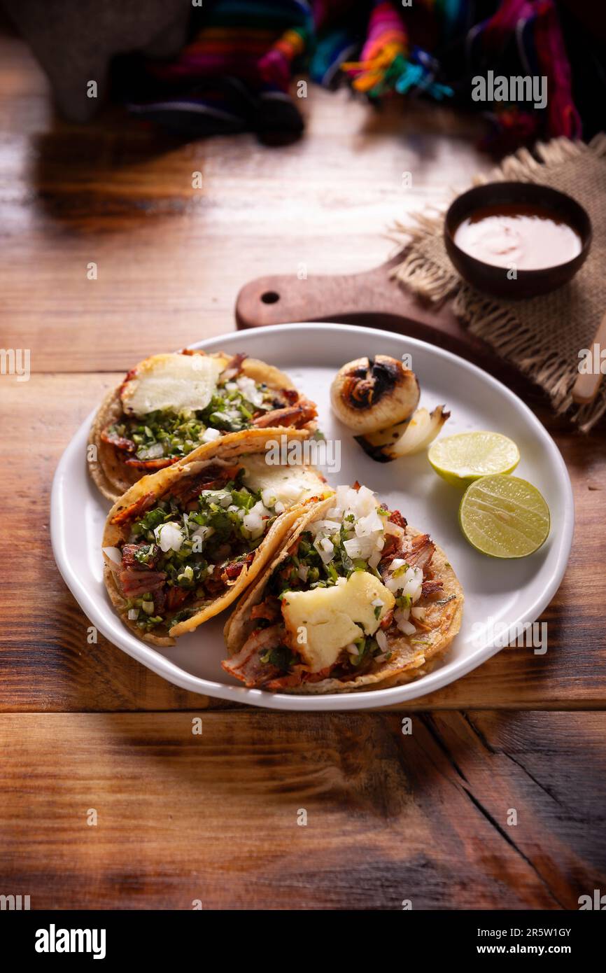 Tacos al Pastor. Tambien conocidos como Tacos de Trompo, Sohn el tipo de Tacos callejeros mas populares en Mexico, comunmente se elabora con carne de c Stockfoto
