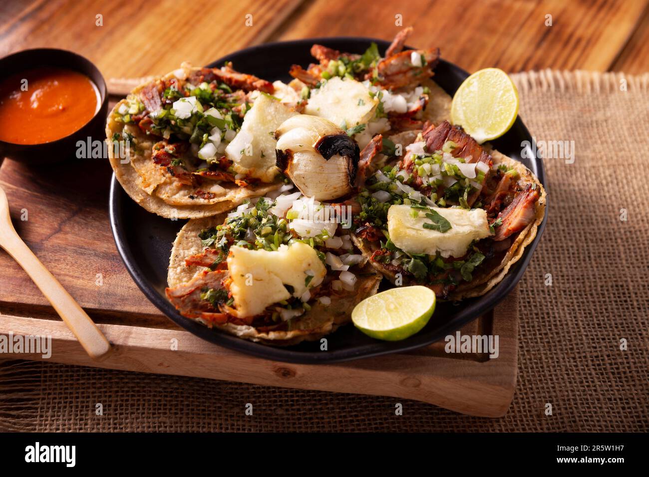 Tacos al Pastor. Tambien conocidos como Tacos de Trompo, Sohn el tipo de Tacos callejeros mas populares en Mexico, comunmente se elabora con carne de c Stockfoto