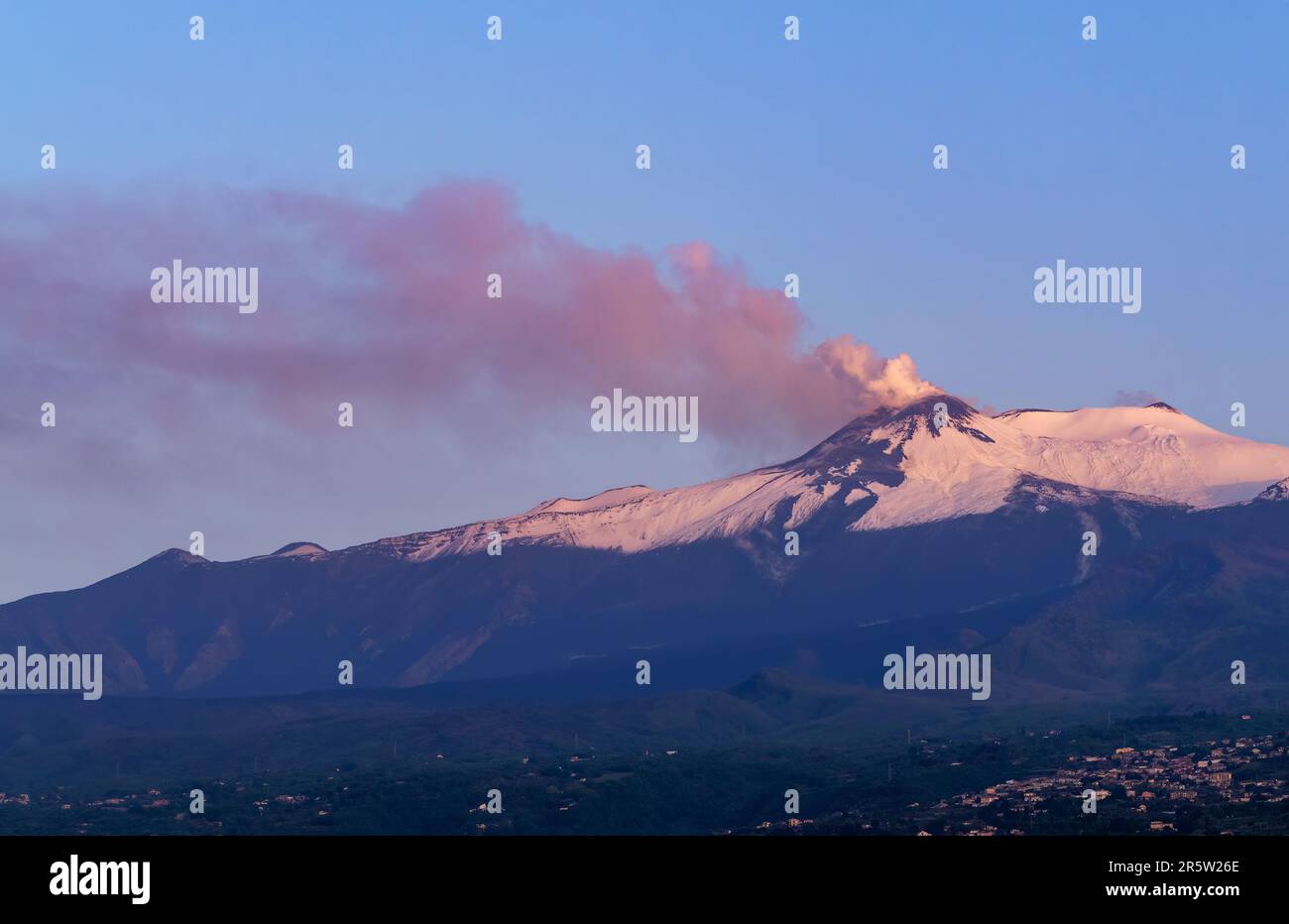 Der schneebedeckte Ätna, Sizilien bei Sonnenaufgang, mit Rauch, der am Tag nach einem Ausbruch aufgeht Stockfoto