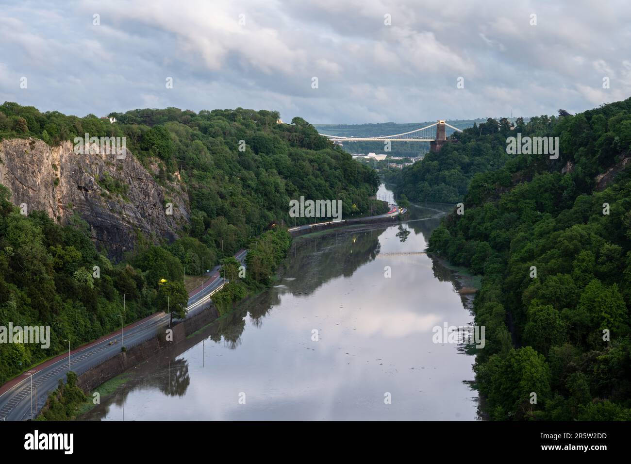 Der Fluss Avon fließt unter der berühmten Clifton Hängebrücke in Bristol, England. Stockfoto