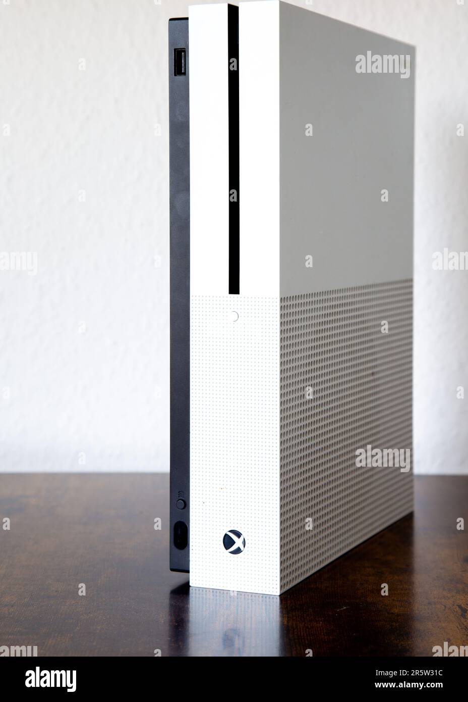Ein Graustufenbild einer Xbox One S auf dem Tisch Stockfoto