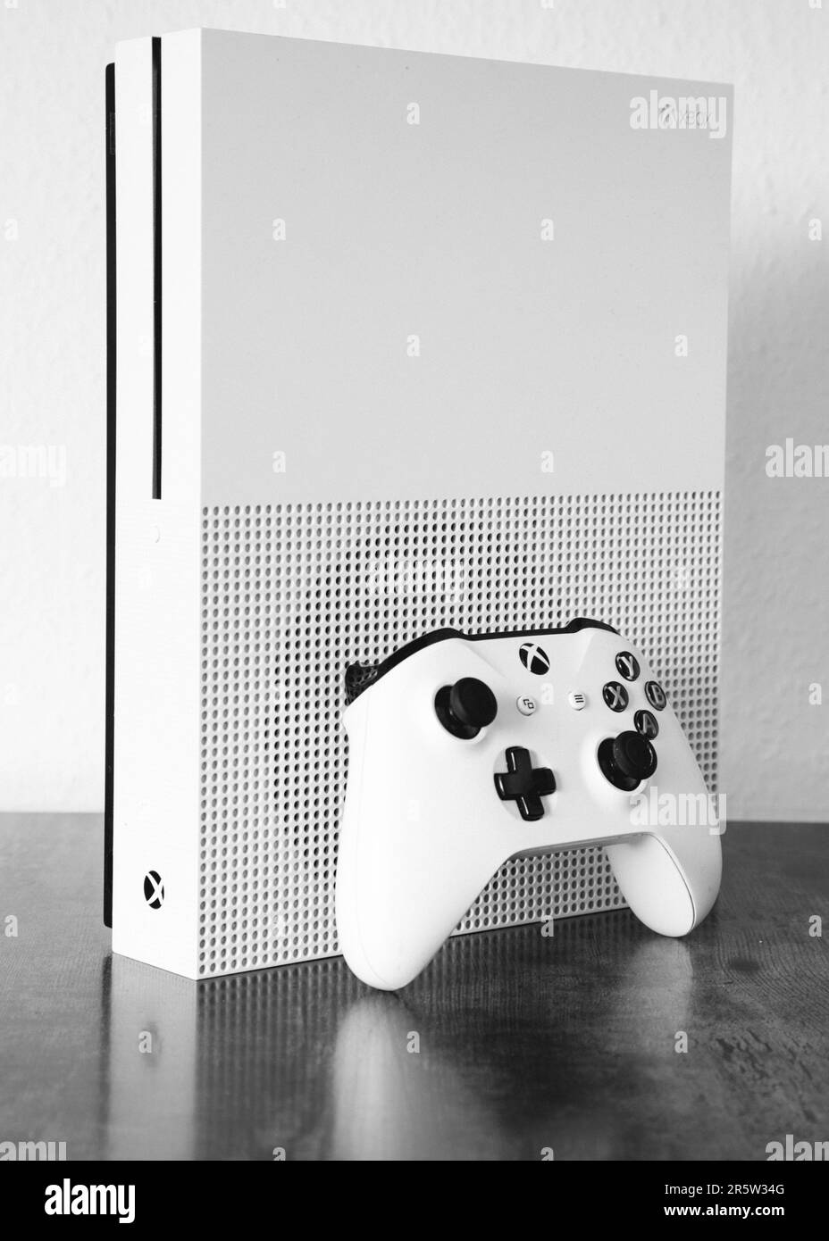 Ein Graustufenbild einer Xbox One S auf dem Tisch Stockfoto
