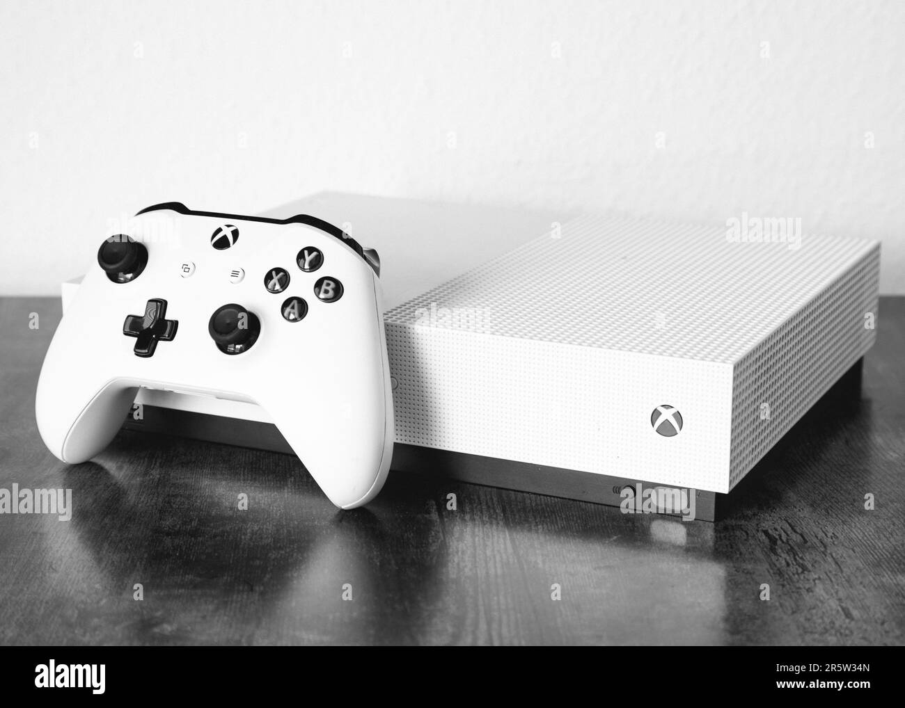 Ein Graustufenbild einer Xbox One S auf dem Tisch Stockfoto