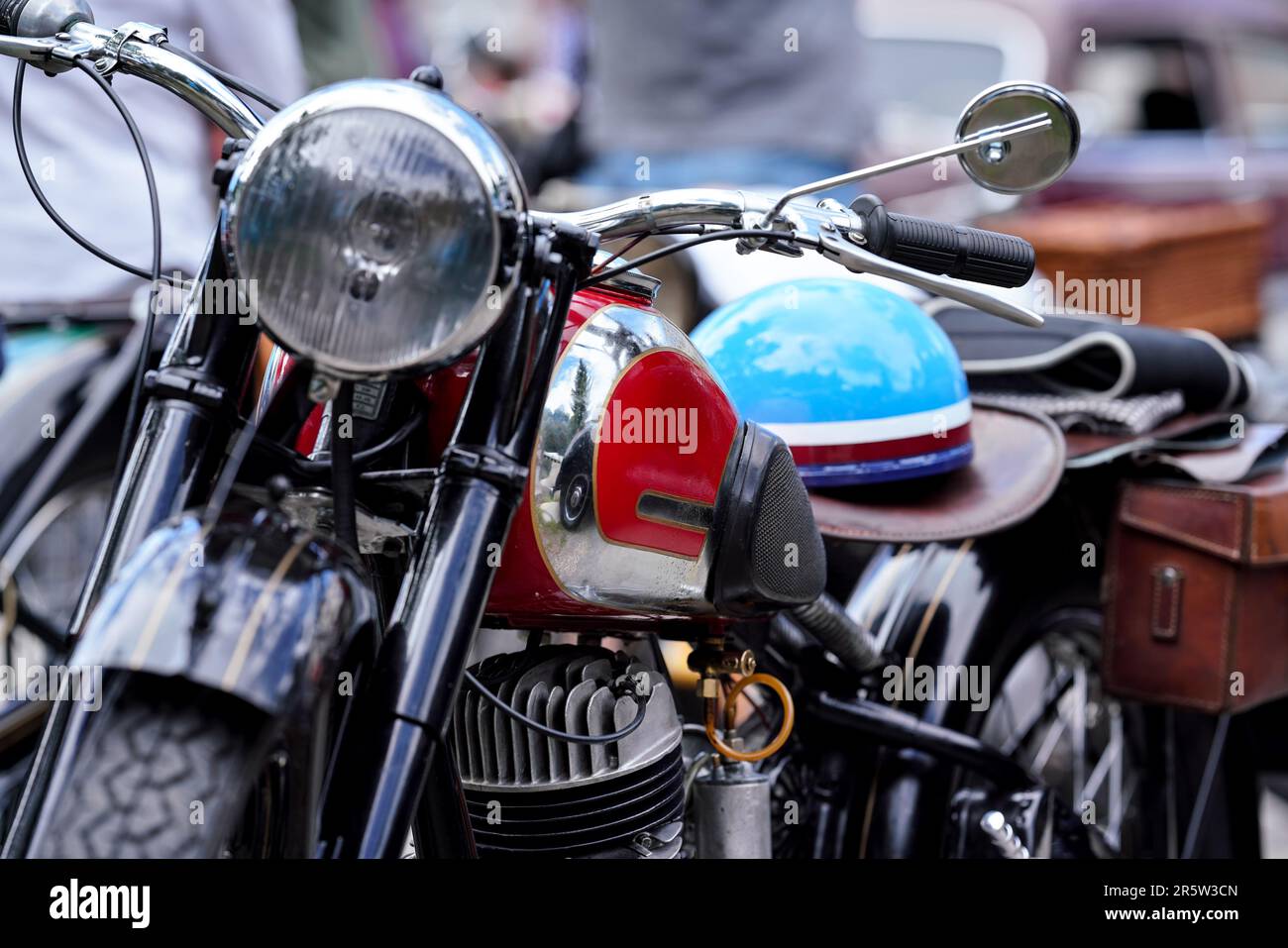 Altes Oldtimer-Motorrad, Nahaufnahme mit geringer Tiefenschärfe von vorne, nur wenige Teile im Fokus Stockfoto