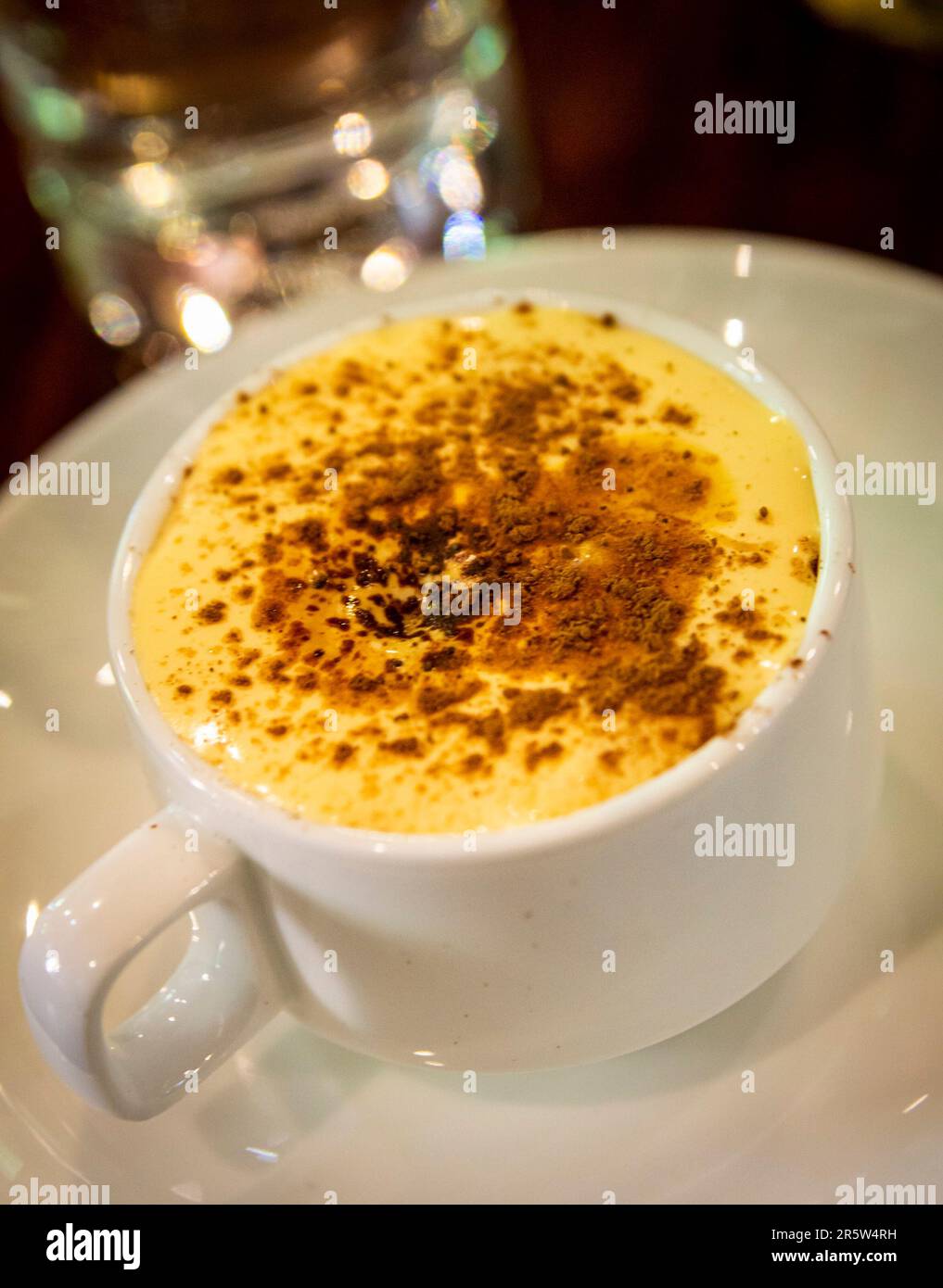 Eine Tasse traditioneller vietnamesischer Eierkaffee auf dem Tisch in einer vietnamesischen Kaffeebar Stockfoto