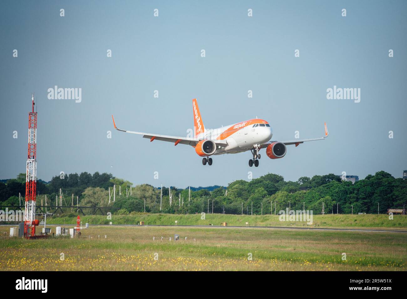 Glasgow Airport, Scotland , UK , 05. JUNI 2023, Flugzeuge landen und starten vom glasgow Airport Stockfoto