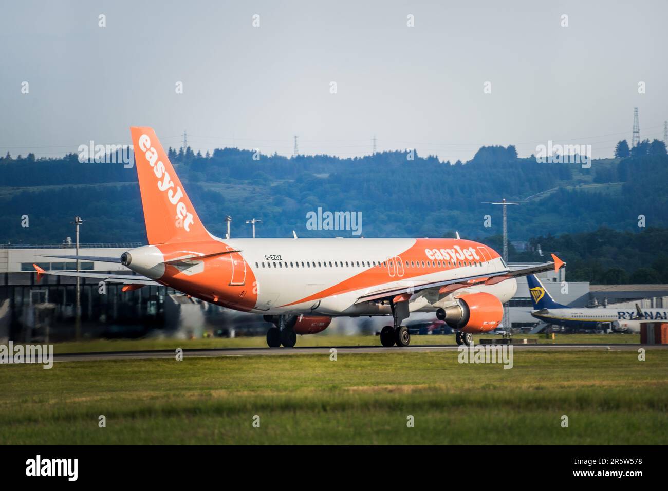 Glasgow Airport, Scotland , UK , 05. JUNI 2023, Flugzeuge landen und starten vom glasgow Airport Stockfoto