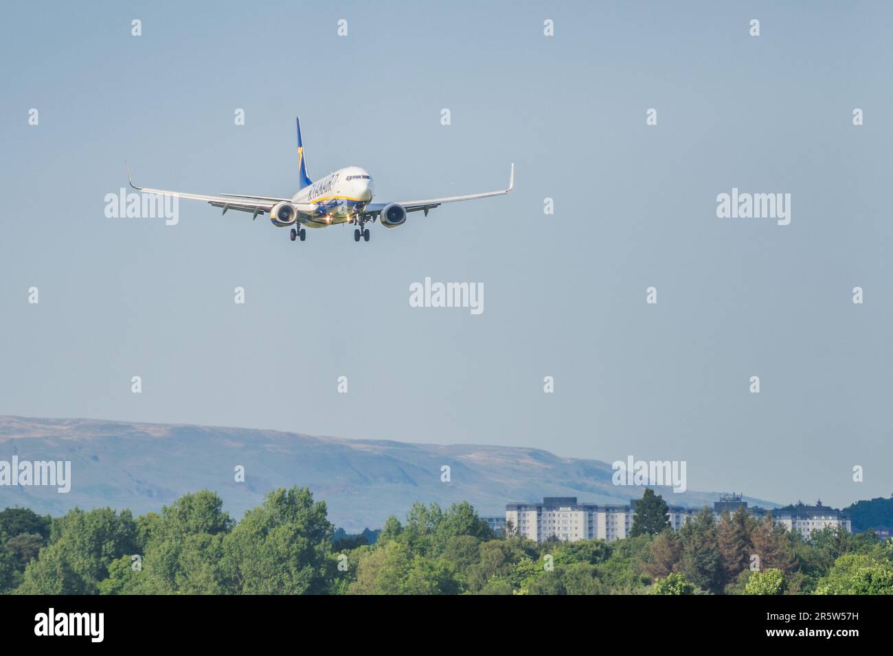 Glasgow Airport, Scotland , UK , 05. JUNI 2023, Flugzeuge landen und starten vom glasgow Airport Stockfoto