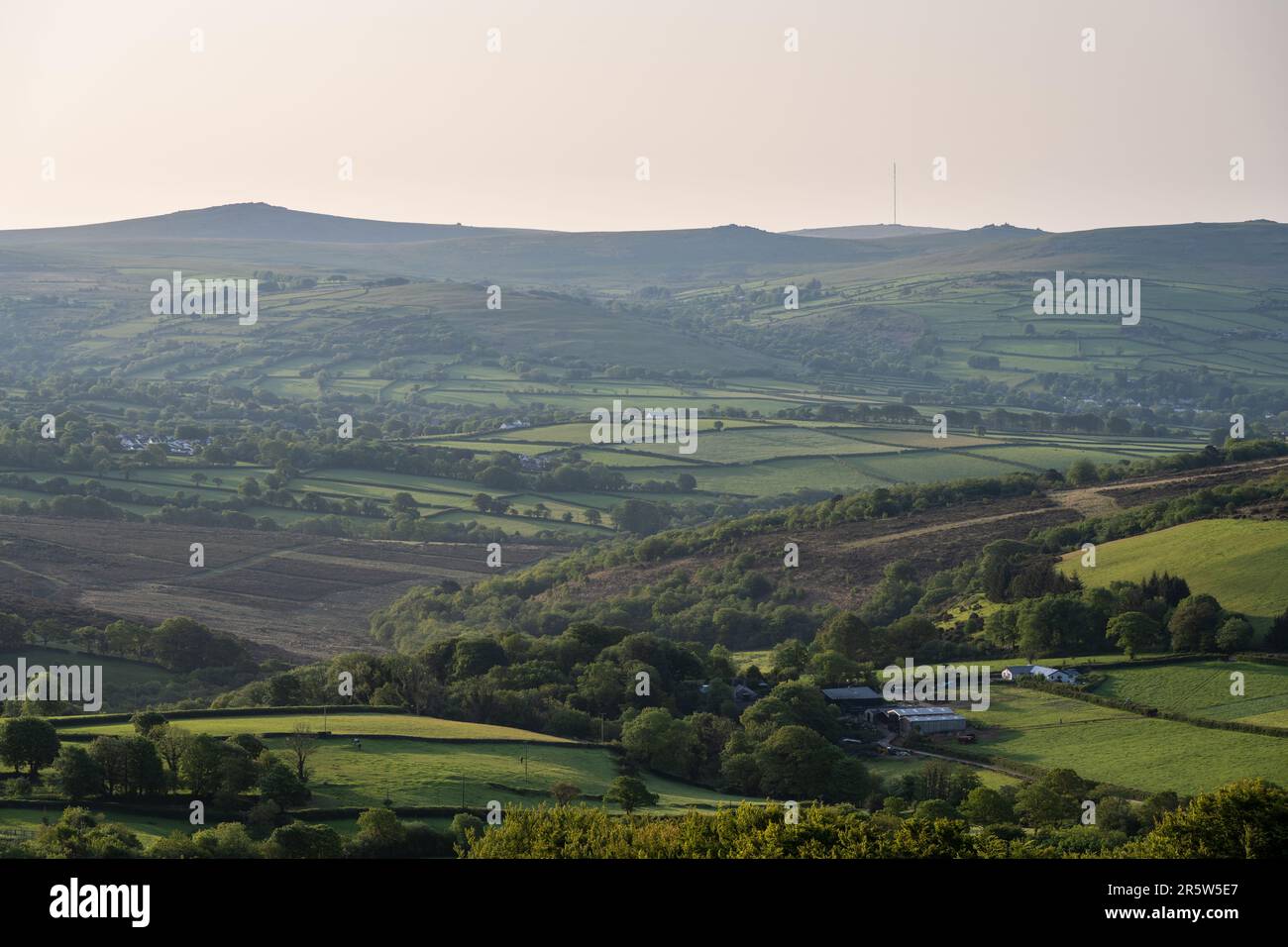 Die Morgensonne scheint auf dem Tavy Valley und den Hügeln von Dartmoor, einschließlich Roos Tor, Great Staple Tor und dem North Hessary Tor Sender in Devon. Stockfoto