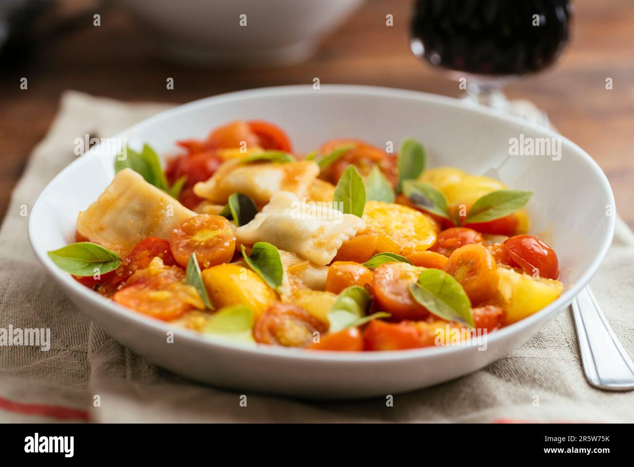 Vegane Tortellini mit einer Kirschtomate-Sauce. Stockfoto