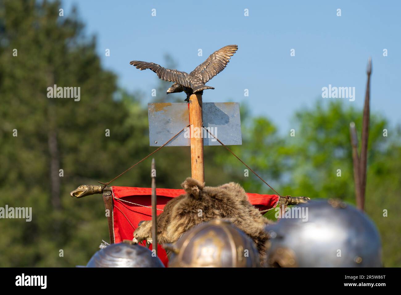 Alte römische Legionenflagge mit römischem Adler Stockfoto