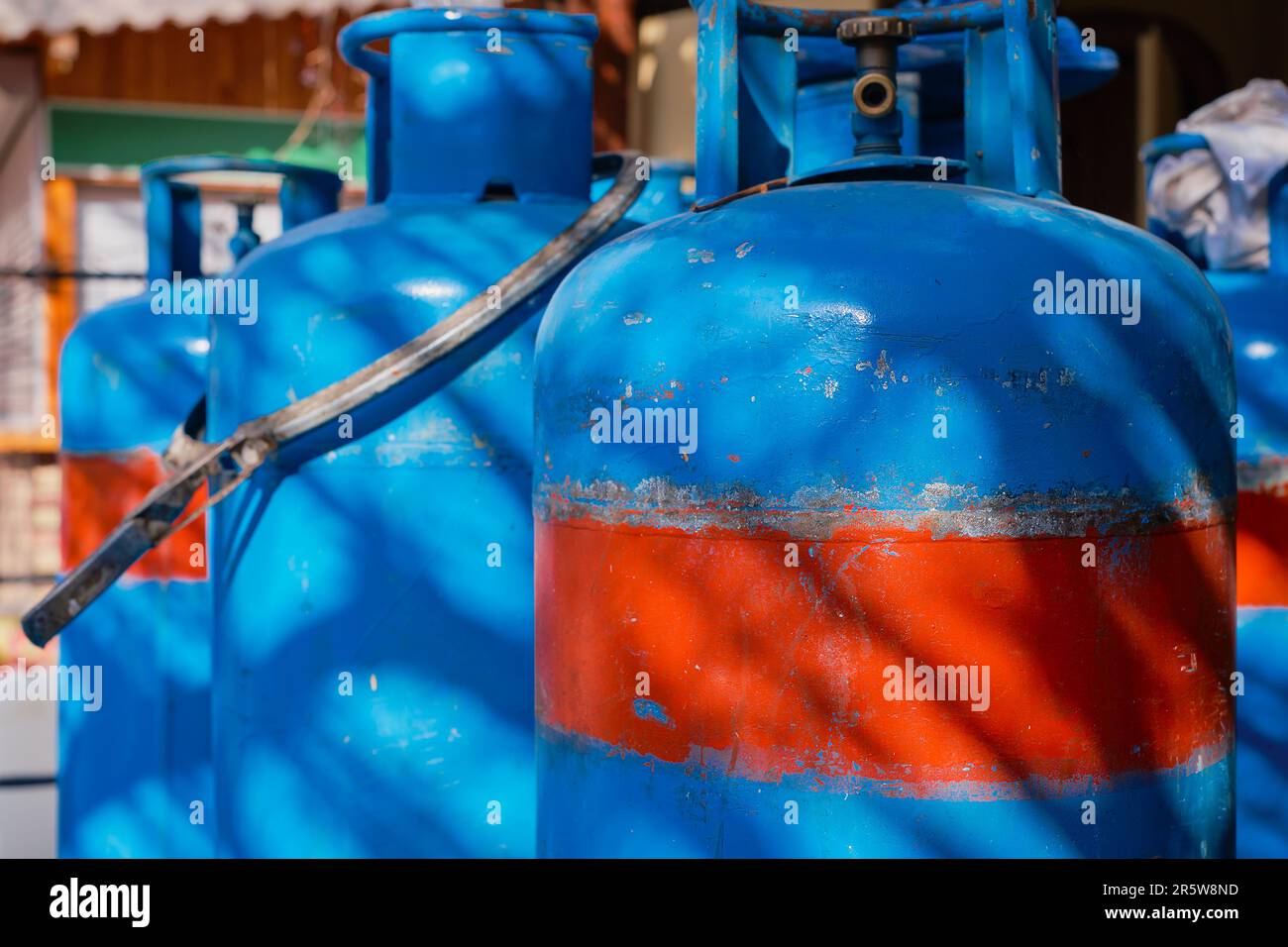 Blaue Gasflaschen mit Propan-Butan für Cafés und Restaurants, selektiver Fokus, Details der engen Gassen der Altstadt, Ägäische Seereise Stockfoto