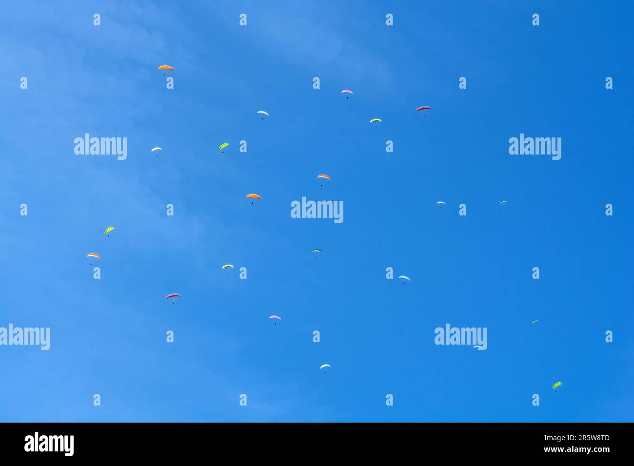 Fallschirmjäger im blauen Himmel Stockfoto
