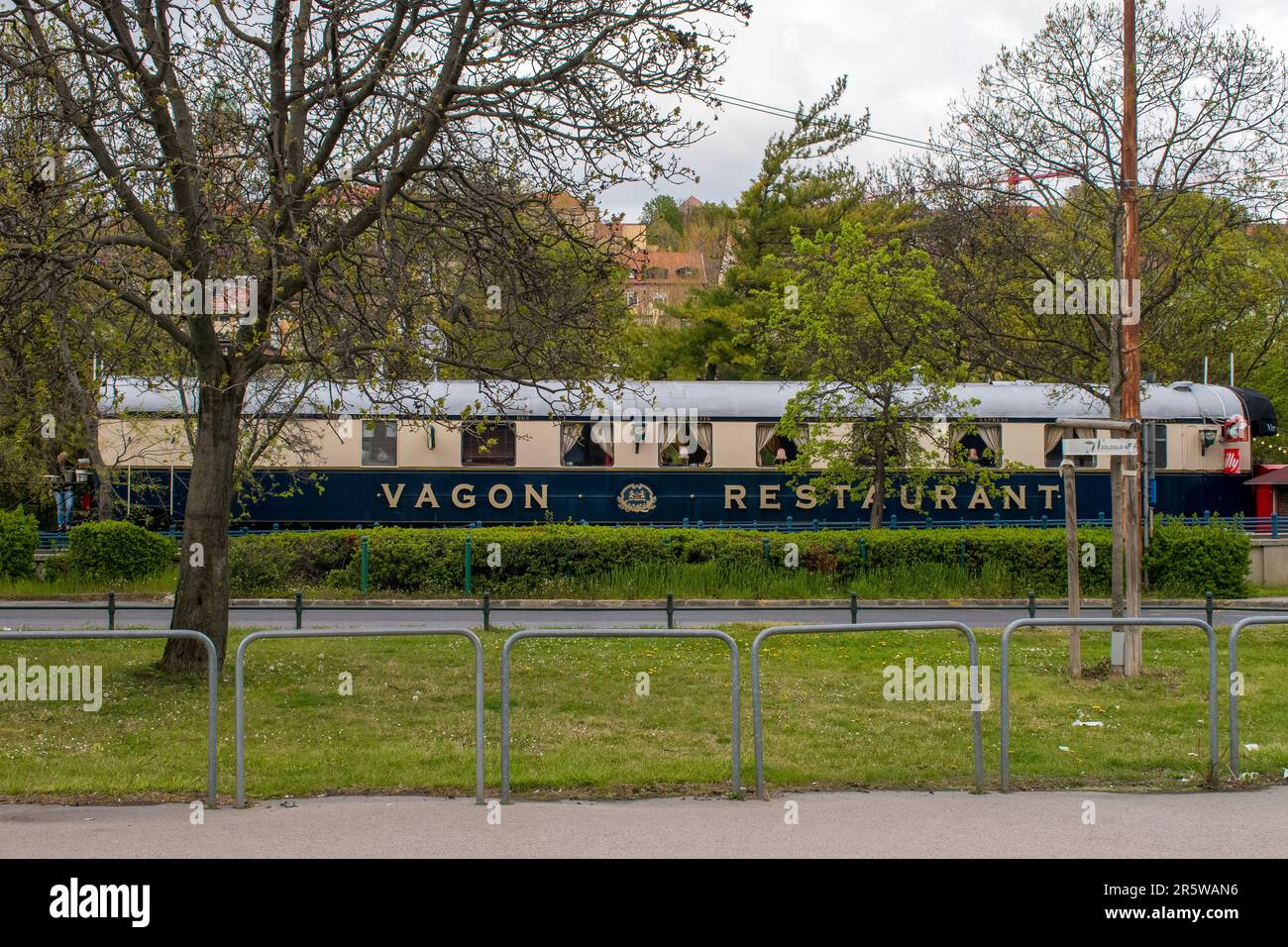 Budapest, Ungarn - 15. April 2023 eine kulinarische Reise auf Schienen in einem wunderschönen Lokal für Zugwaggons Stockfoto
