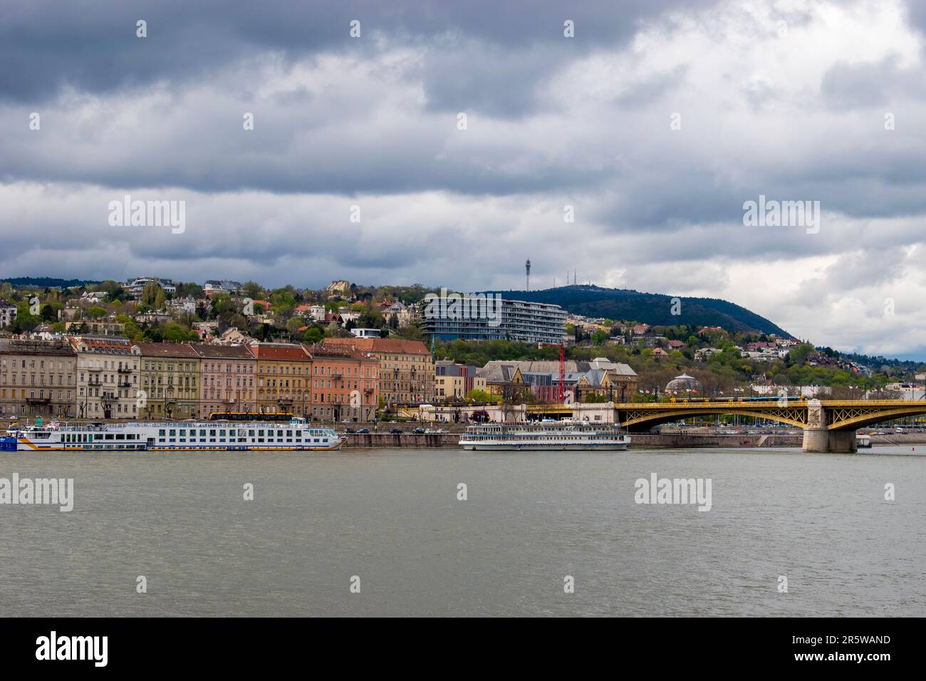 Budapest, Ungarn - 15. April 2023 eine wunderbare Begegnung mit der donau, dem Touristenschiff und der Freude der Entdeckungen Stockfoto