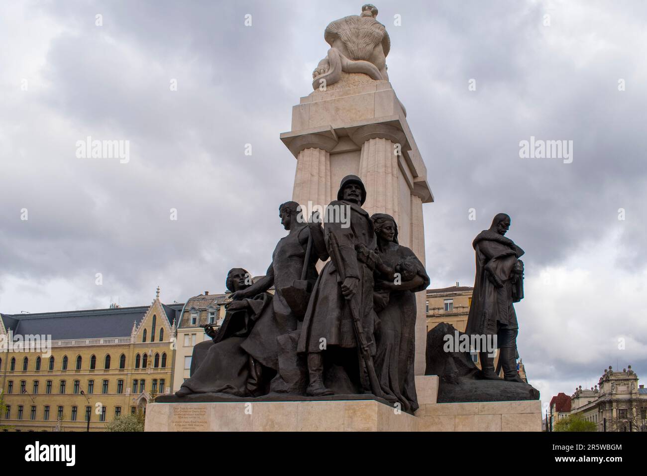 Budapest, Ungarn - 15. April 2023 das istvan tisza-Denkmal zu Ehren eines Staatsmanns vor dem budapester parlament Stockfoto