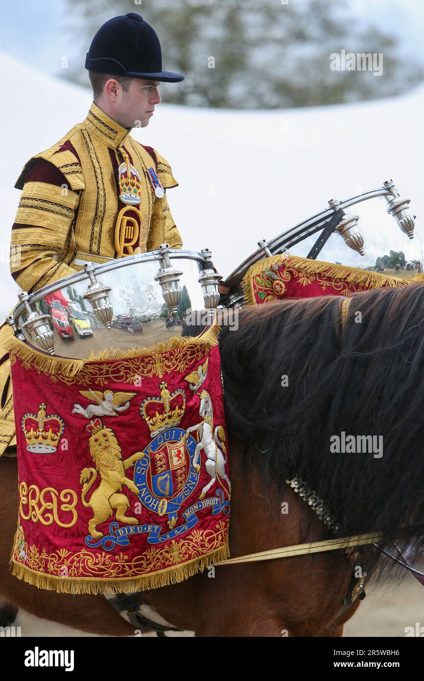 Drum Shire Horse Apollo bei der Royal Windsor Horse Show 2023, Aufführung mit den Household Cavalry, Blues und Royals Stockfoto