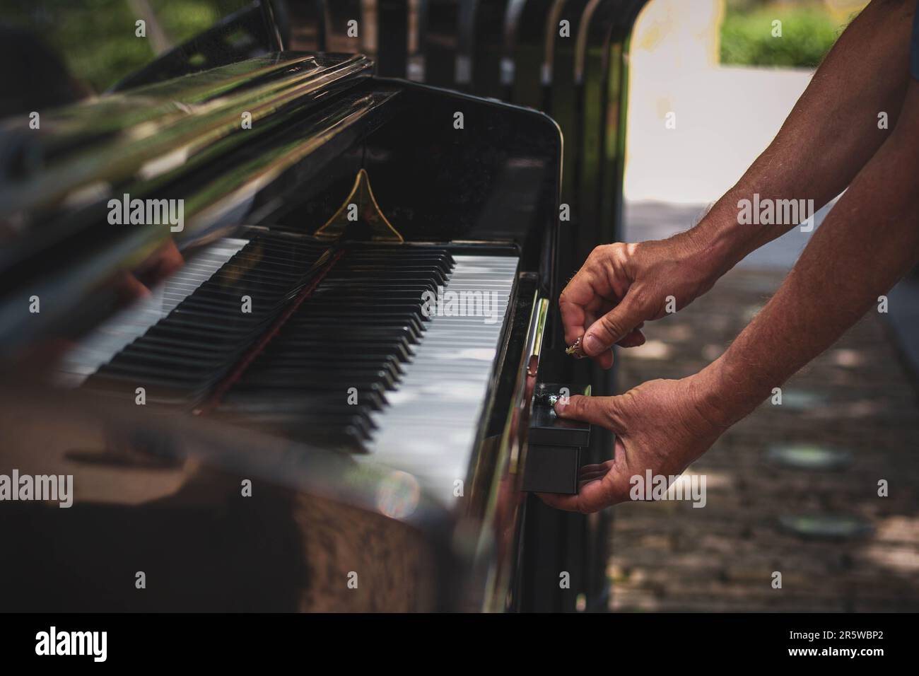 Der Mann mit einem Klavierschloss. Stockfoto
