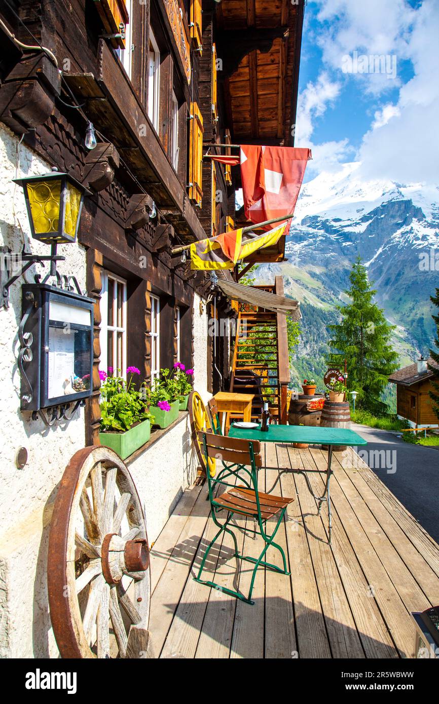 Veranda der alpinen Pension Gimmelwald Hotel aus dem 19. Jahrhundert im kleinen Bauerndorf Gimmelwald mit Schweizer Alpen im Hintergrund, Schweiz Stockfoto