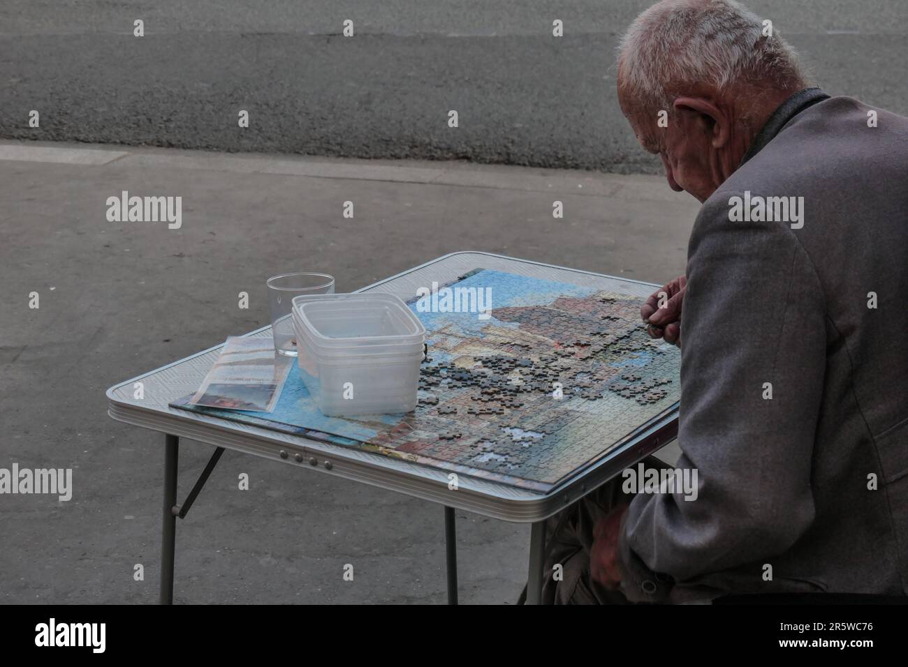 Paris, Street Life, ein Mann legt Puzzle // Paris, Street Life, Ein Mann, der Puzzle spielt Stockfoto
