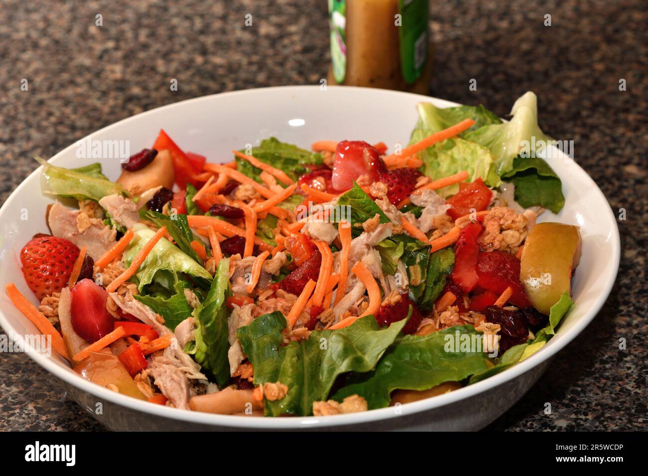 Ein frisch zubereiteter Salat mit Gemüse und Obst. Stockfoto