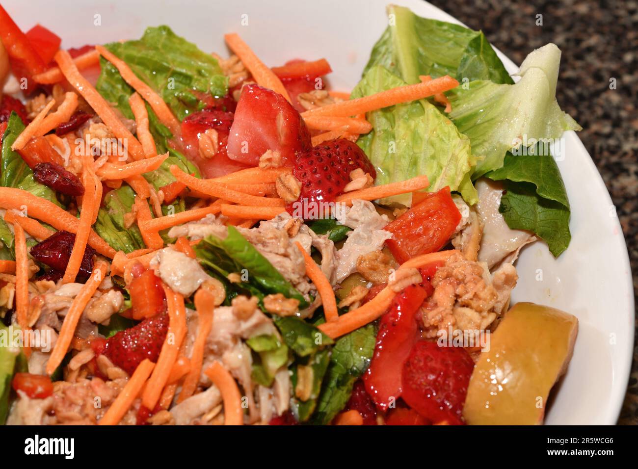Ein frisch zubereiteter Salat mit Gemüse und Obst. Stockfoto