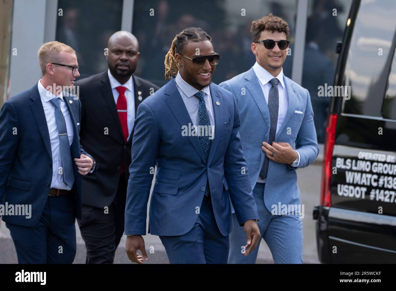 Washington, Vereinigte Staaten Von Amerika. 05. Juni 2023. Kansas City Chiefs Running Back Isiah 'Pop' Pacheco(2. R) und Quarterback Patrick Mahomes(R) Walk to the White House in Washington, DC, 5. Juni 2023. Kredit: Chris Kleponis/Pool/Sipa USA Kredit: SIPA USA/Alamy Live News Stockfoto