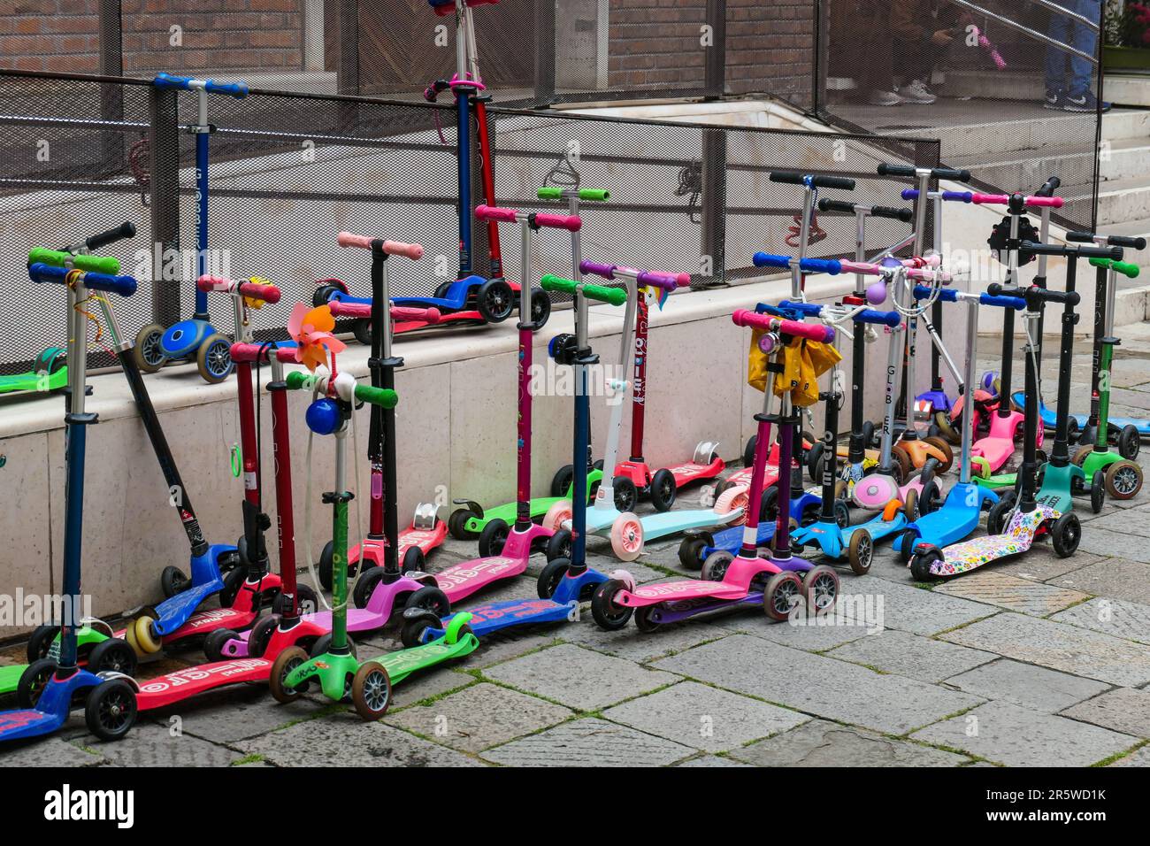 Venedig, Roller vor einer Schule // Venedig, Kinderroller Stockfoto