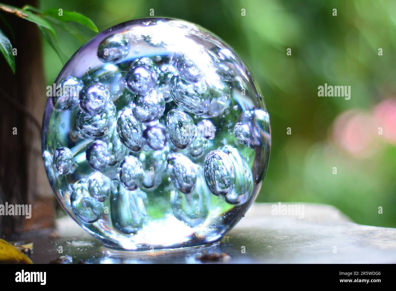 Eine Nahaufnahme eines durchsichtigen, runden Glases, gefüllt mit Blasen Stockfoto