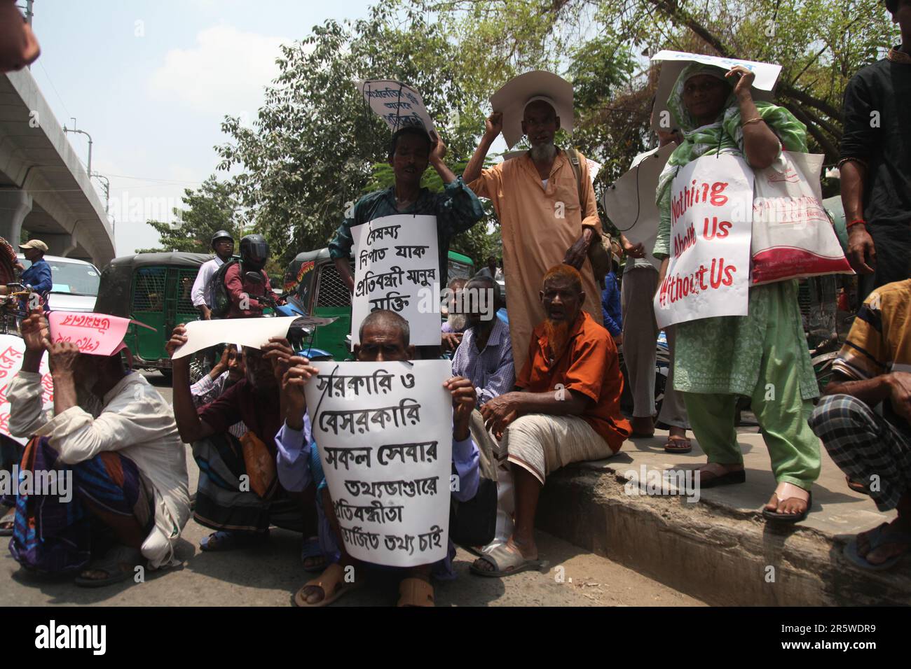 Dhaka Bangladesch 04may2023, körperbehinderte Bühnendemonstration in Shahbagh in der Stadt am Sonntag Presse für ihre 11 Punkte Forderung einschließlich und Increre Stockfoto