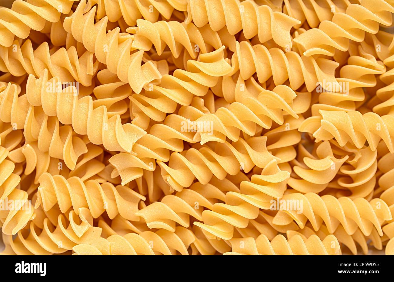 Leere Lebensmittelfotografie von Fusilli, Nudeln, Makkaroni, Durum, Weizen, Grieß, Spirale, roh, italienisch, traditionell, Vegetarisch, natürlich, Kohlenhydrate Stockfoto