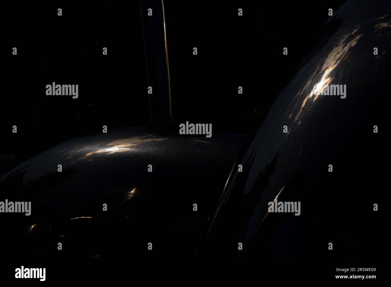 Solarchaotische Blendung auf schwarzem Hintergrund in Spiegelreflexion, Lichtstrahlen auf schwarzem, abstraktem Hintergrund Stockfoto