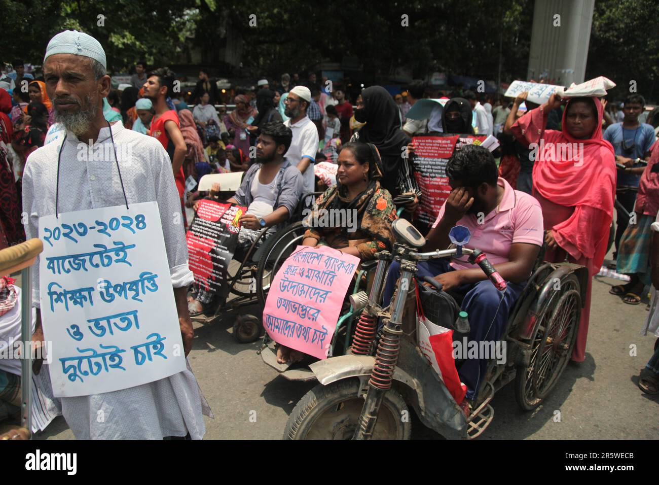 Dhaka Bangladesch 04may2023, körperbehinderte Bühnendemonstration in Shahbagh in der Stadt am Sonntag Presse für ihre 11 Punkte Forderung einschließlich und Increre Stockfoto