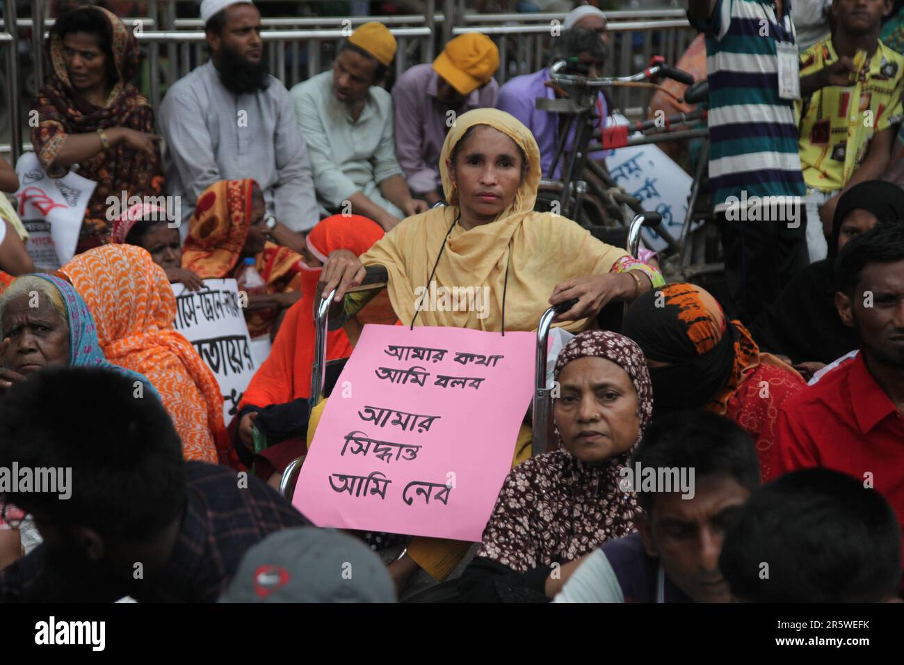 Dhaka Bangladesch 04may2023, körperbehinderte Bühnendemonstration in Shahbagh in der Stadt am Sonntag Presse für ihre 11 Punkte Forderung einschließlich und Increre Stockfoto