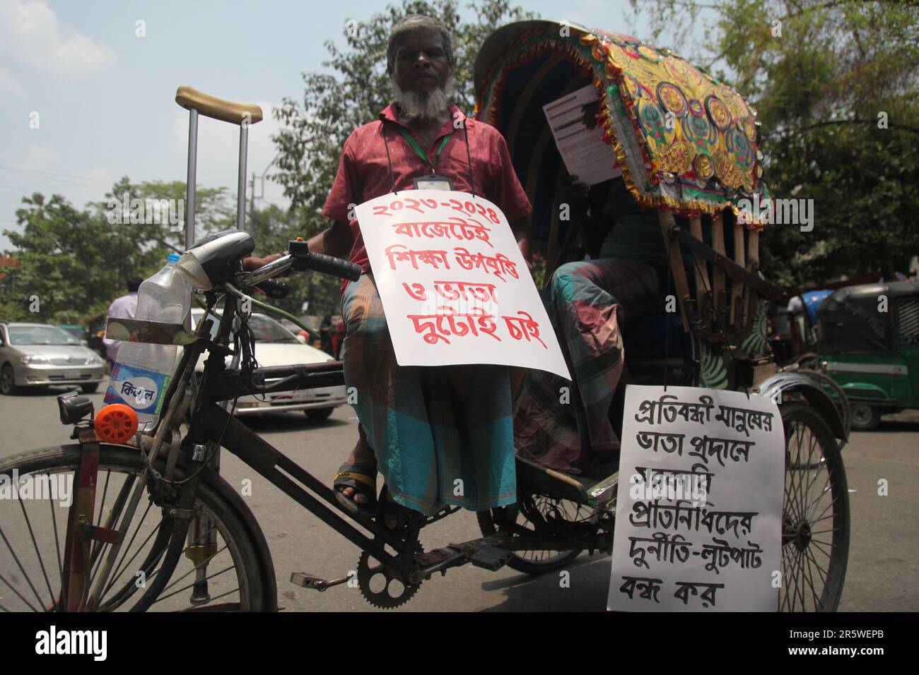 Dhaka Bangladesch 04may2023, körperbehinderte Bühnendemonstration in Shahbagh in der Stadt am Sonntag Presse für ihre 11 Punkte Forderung einschließlich und Increre Stockfoto