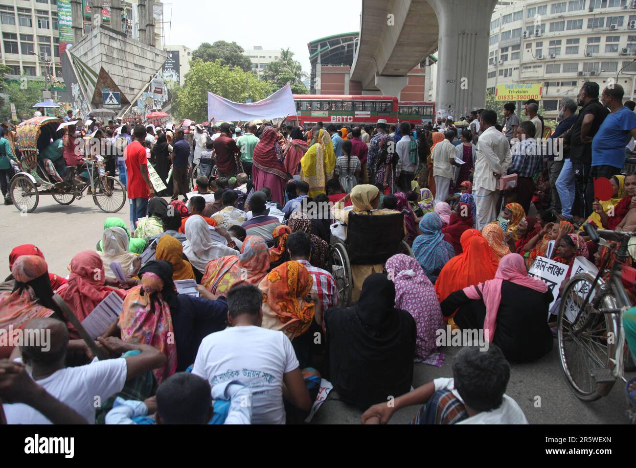Dhaka Bangladesch 04may2023, körperbehinderte Bühnendemonstration in Shahbagh in der Stadt am Sonntag Presse für ihre 11 Punkte Forderung einschließlich und Increre Stockfoto