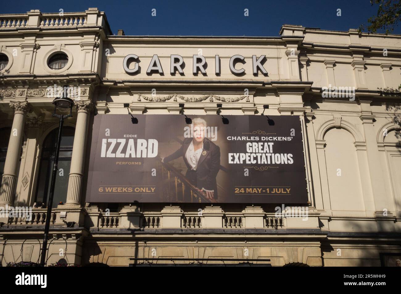 Eddie Izzard in Charles Dickens' große Erwartungen im Garrick Theatre an der Charing Cross Road, London, England, Großbritannien Stockfoto