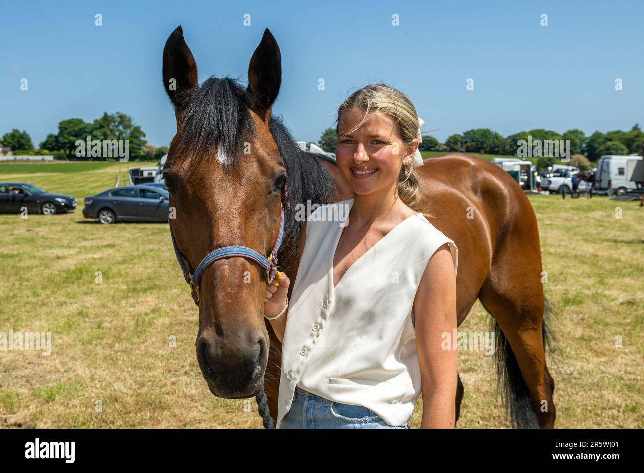 Lyre, West Cork, Irland. 5. Juni 2023. Die Irish Harness Racing Association (IHRA) veranstaltete in Lyre in der Nähe von Clonakilty über das Feiertagswochenende eine irische amerikanische Feier. Der Feiertag war der Abschlusstag mit einer 8-Dollar-Rennkarte und einer Menge Zuschauer. Auf der Veranstaltung war Charlie Flanagan aus Dublin mit ihrem Pferd „Biniou“. Kredit: AG News/Alamy Live News Stockfoto