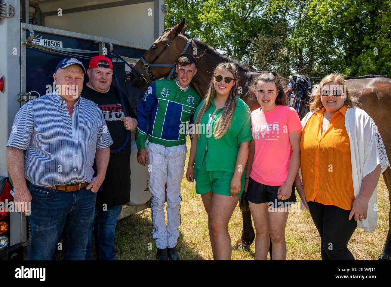 Lyre, West Cork, Irland. 5. Juni 2023. Die Irish Harness Racing Association (IHRA) veranstaltete in Lyre in der Nähe von Clonakilty über das Feiertagswochenende eine irische amerikanische Feier. Der Feiertag war der Abschlusstag mit einer 8-Dollar-Rennkarte und einer Menge Zuschauer. Auf der Veranstaltung waren James Hurley, Timmy O'Donovan, Jamie Hurley, Hannah Richardson und Rebecca und Kay Hurley mit ihrem Pferd „Irish Good Dream“. Kredit: AG News/Alamy Live News Stockfoto