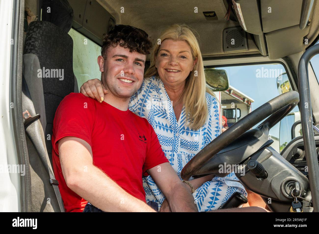 Lyre, West Cork, Irland. 5. Juni 2023. Die Irish Harness Racing Association (IHRA) veranstaltete in Lyre in der Nähe von Clonakilty über das Feiertagswochenende eine irische amerikanische Feier. Der Feiertag war der Abschlusstag mit einer 8-Dollar-Rennkarte und einer Menge Zuschauer. Auf der Veranstaltung waren Luke und Angela Kelleher. Kredit: AG News/Alamy Live News Stockfoto