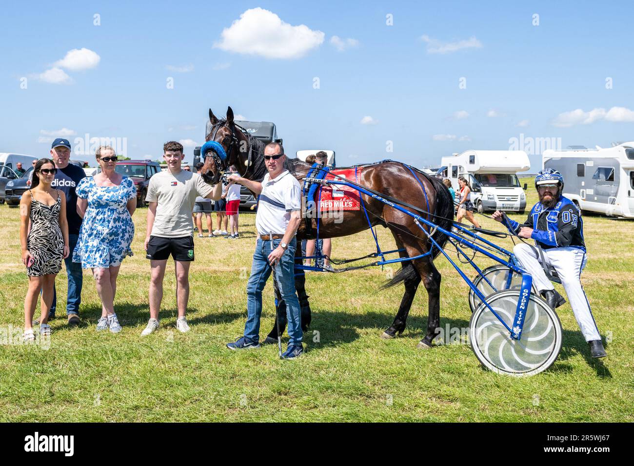 Lyre, West Cork, Irland. 5. Juni 2023. Die Irish Harness Racing Association (IHRA) veranstaltete in Lyre in der Nähe von Clonakilty über das Feiertagswochenende eine irische amerikanische Feier. Der Feiertag war der Abschlusstag mit einer 8-Dollar-Rennkarte und einer Menge Zuschauer. Das Rennen 1 wurde von „Biggins“ gewonnen, gefahren von Christopher O'Reilly, abgebildet mit Ellie Duggan, Sean O'Reilly, Wendy Robinson und Cian und Denis O'Reilly. Kredit: AG News/Alamy Live News Stockfoto